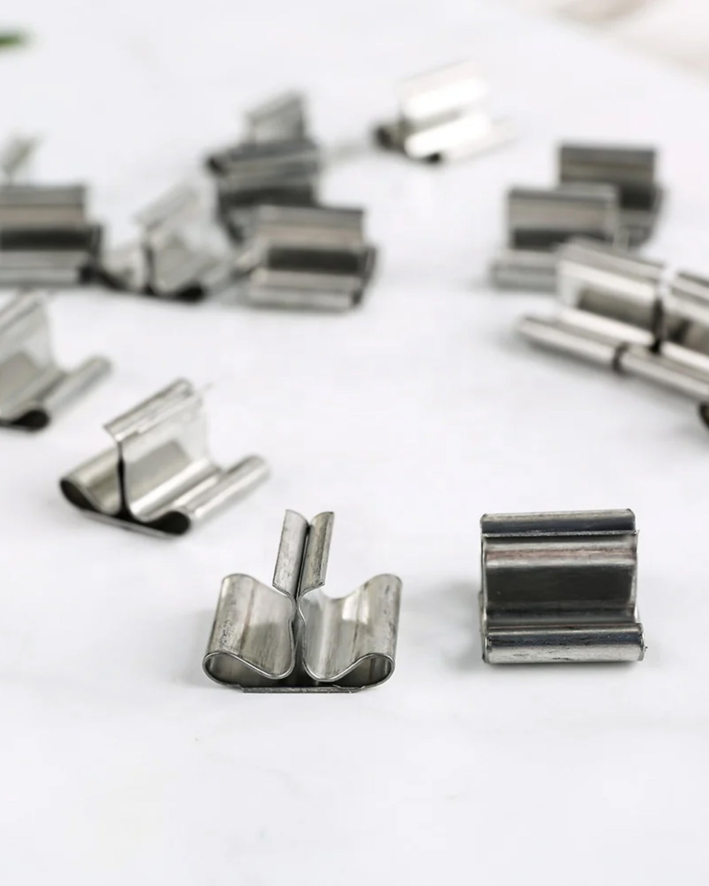 Pliešok (držiak) na drevený knôt