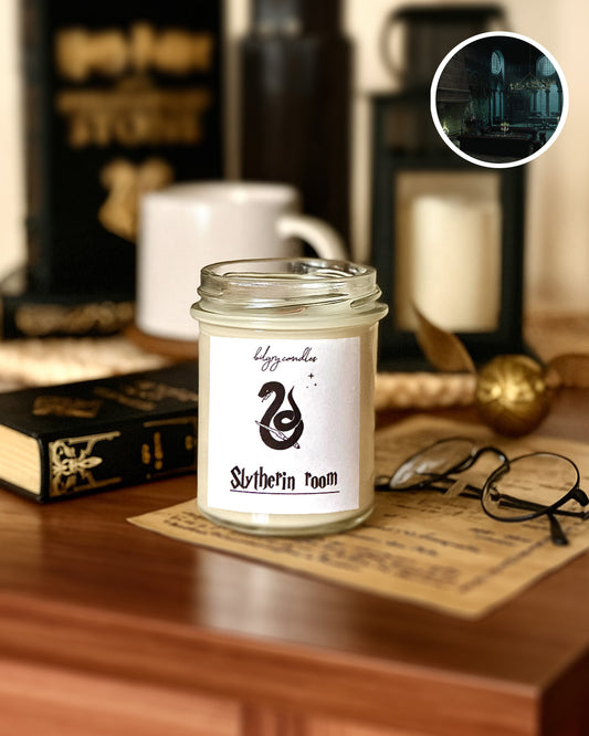 SLYTHERIN ROOM - sviečka podľa filmu "Harry Potter"